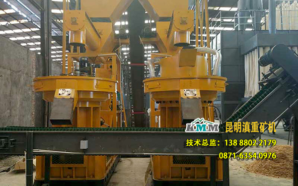 云南昆明滇重礦機(jī)的樹枝樹皮顆粒機(jī)使用現(xiàn)場(chǎng)